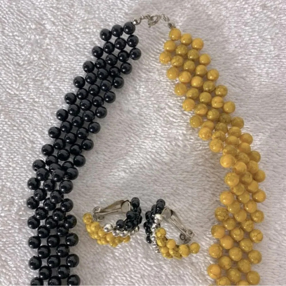 Vintage Yellow Black Silver Plastic Beaded Necklace & Clip On Earrings Set - Picture 7 of 11